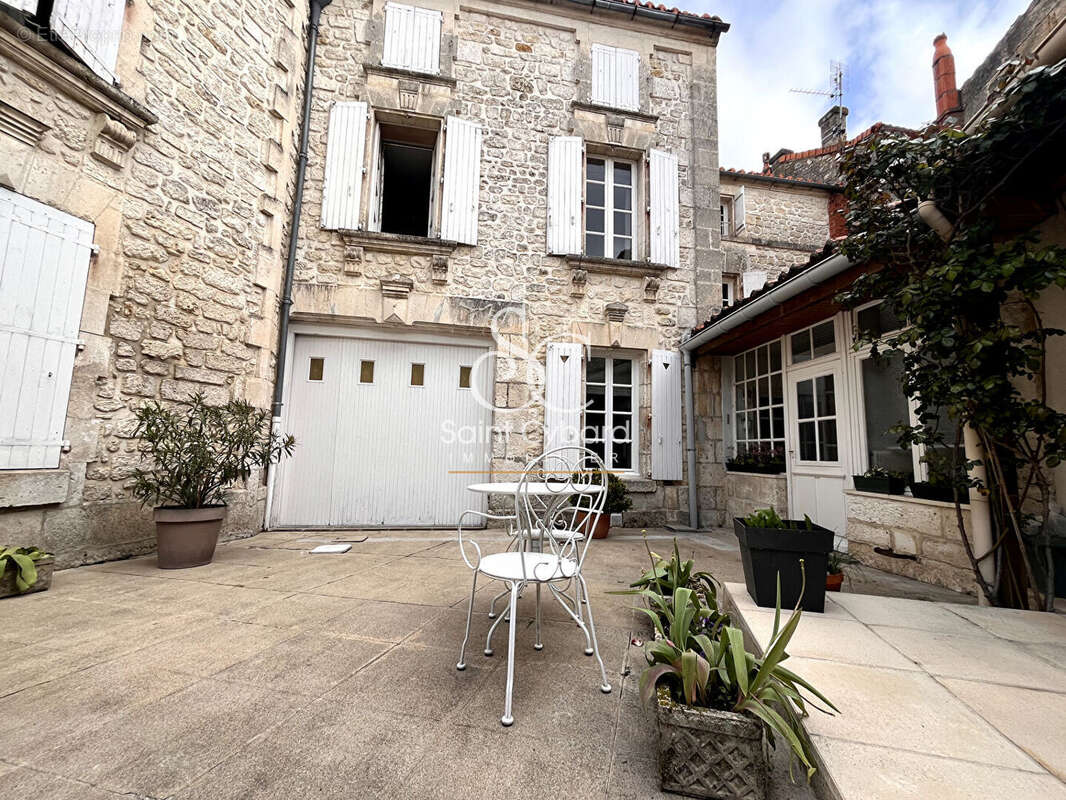 Maison à L'ISLE-D'ESPAGNAC