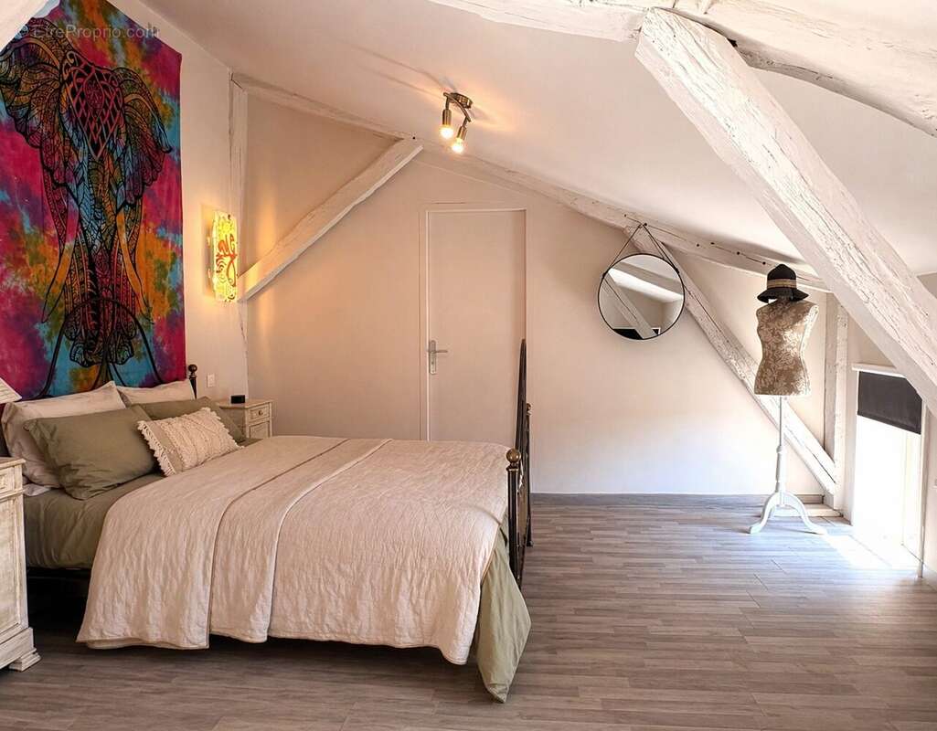 chambre n°2 à l'étage  - Maison à BAGAT-EN-QUERCY