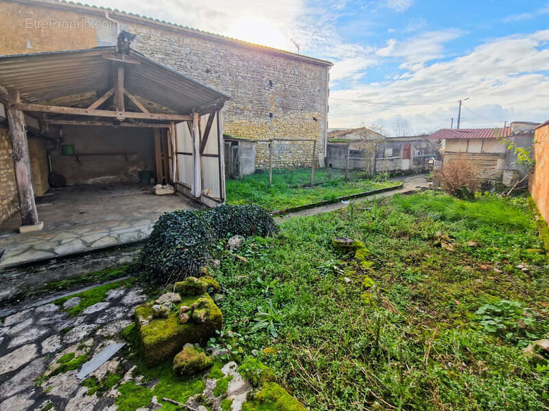 Maison à BRIZAMBOURG