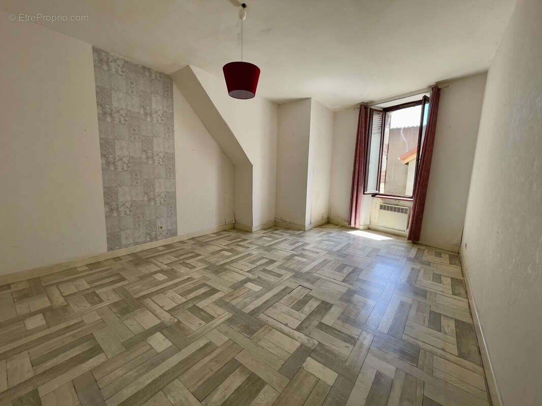 Maison 218 m² à Saint-Eloy-Les-Mines  - photo 4