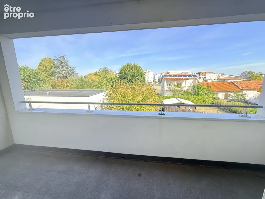 BRUGES CENTRE - Charmant T2 avec loggia vue dégagée et parking couvert - photo 7