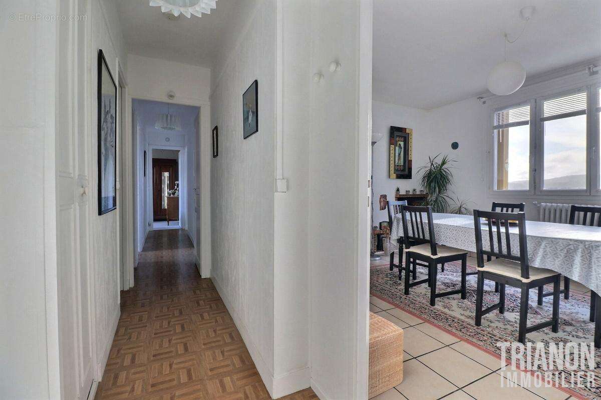 Appartement à LES CLAYES-SOUS-BOIS