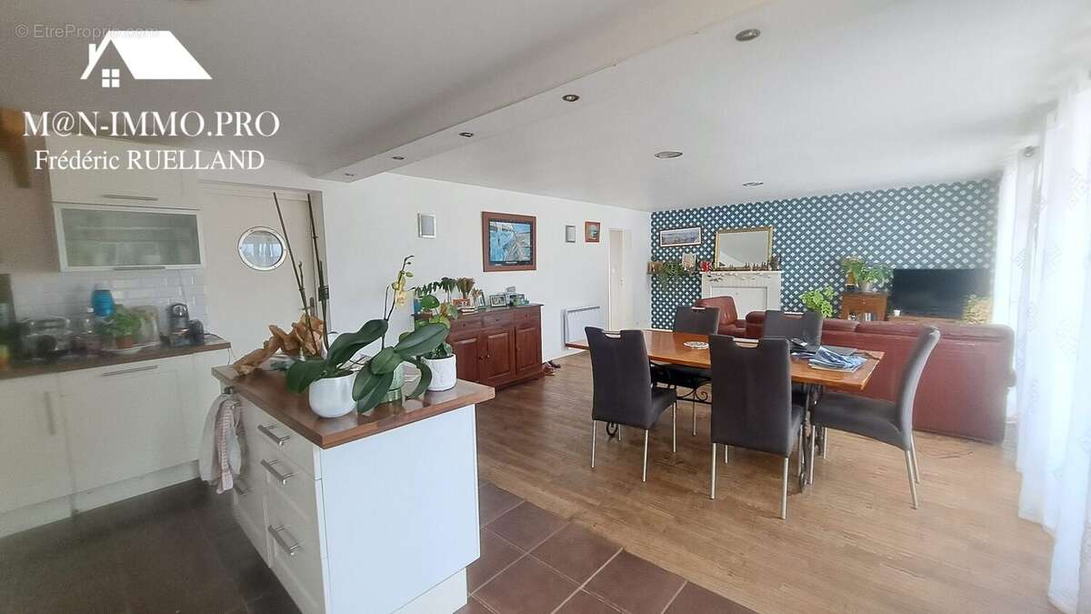 Cuisine ouverte sur pièce de vie - Maison à GUICHEN