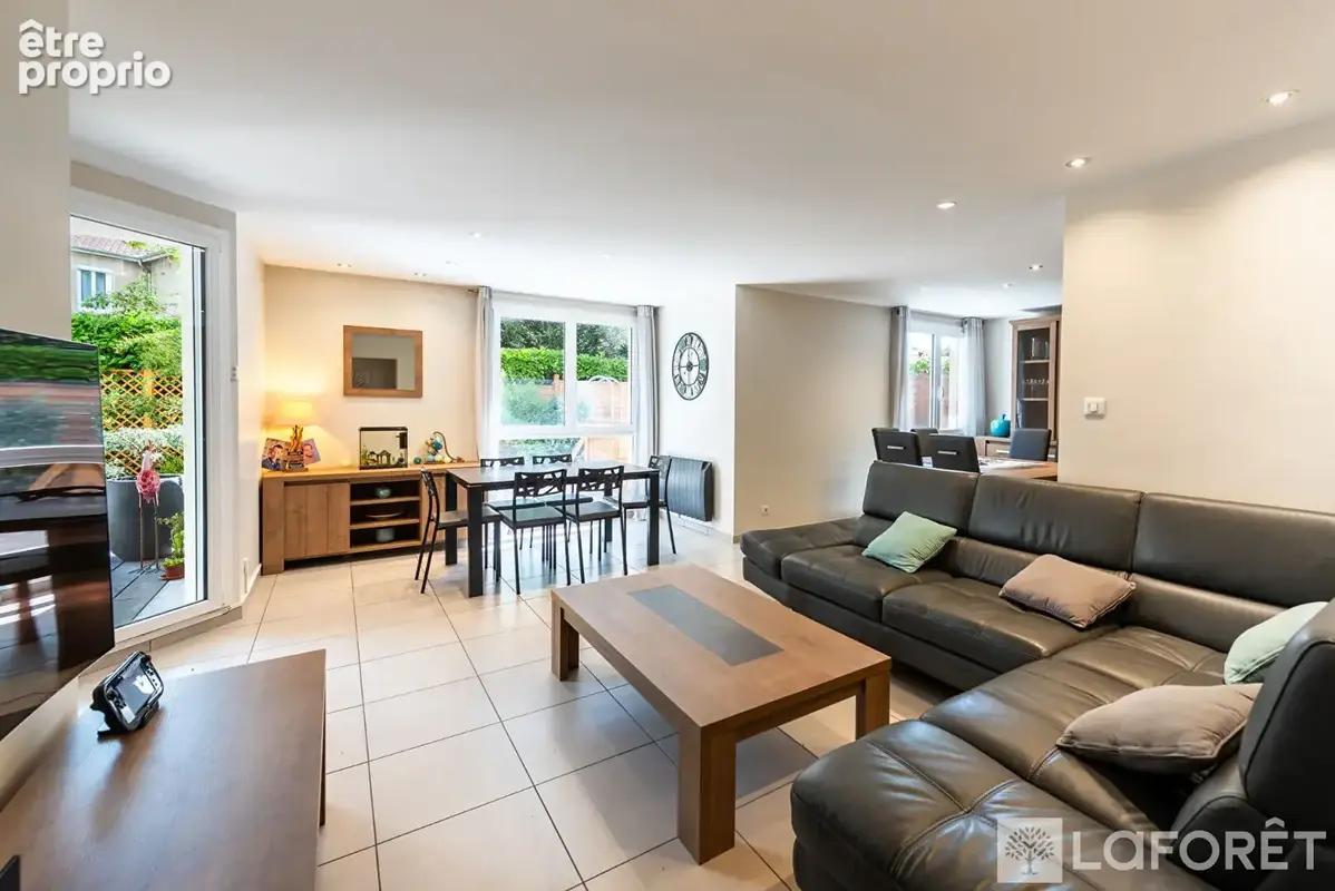 Appartement en rez-de-jardin de 157 m2 - métro Cuire - photo 5
