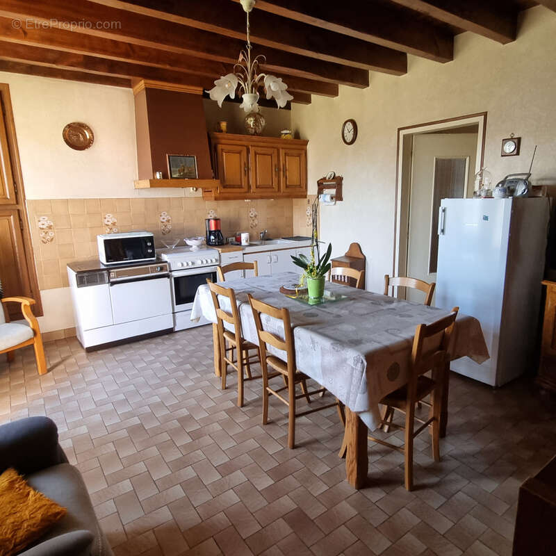 Ancien corps de ferme dans petit hameau calme ! - photo 4