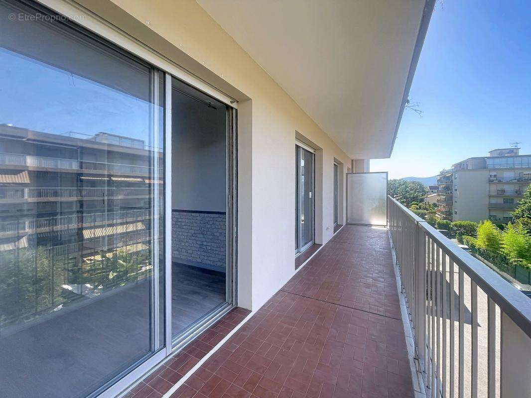 Appartement à SAINT-LAURENT-DU-VAR