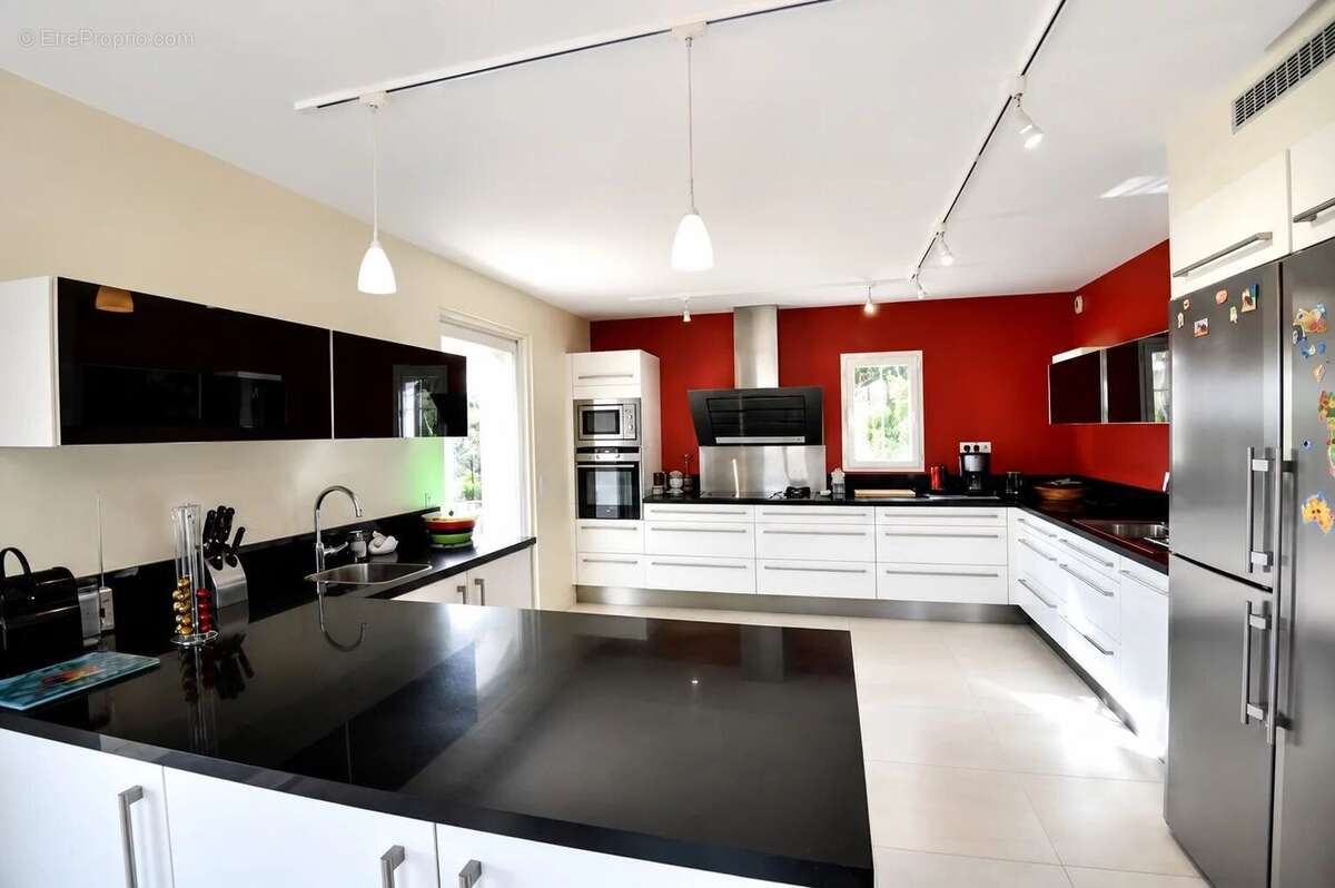 Vue panoramique sur les villages Belle villa de 270 m² avec 5 chambres - photo 7