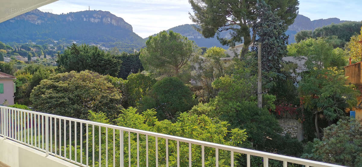 Cassis - T3 en dernier étage avec balcon dans résidence fermée avec parking - photo 3