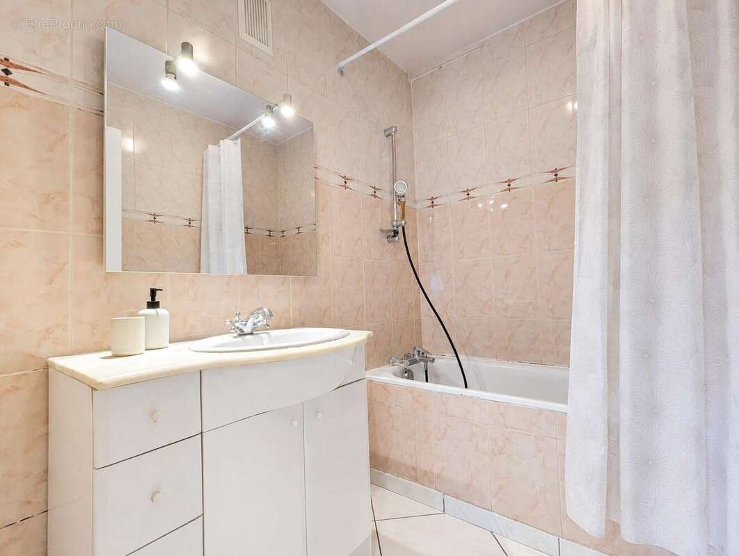 Appartement 82 m² à Bron  - photo 9