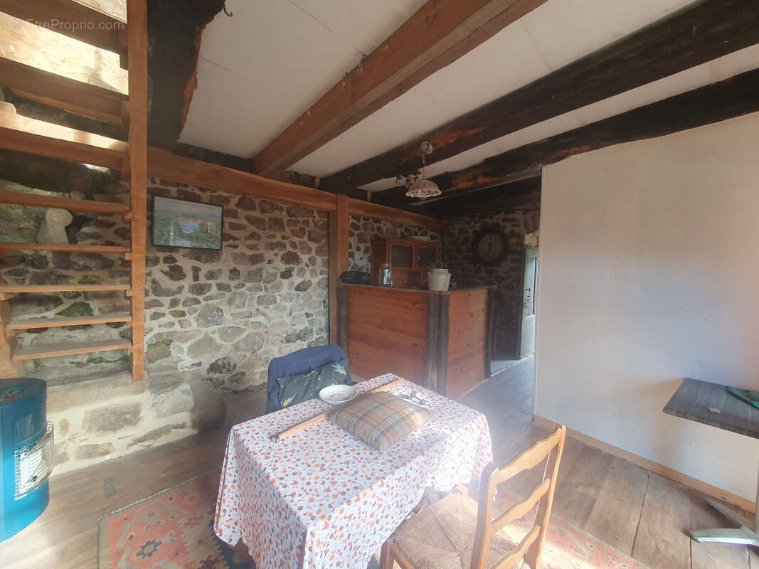 Maison à LA ROCHE-CANILLAC