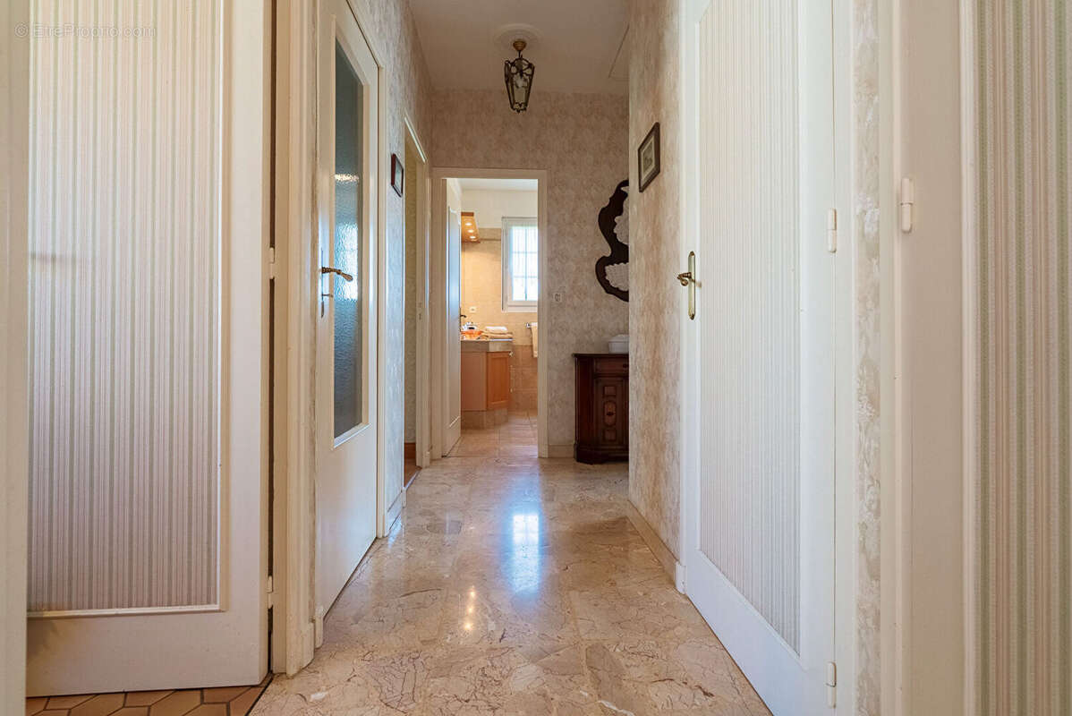 CARCASSONNE - TREBES - Villa T4 184m² (99m²) avec jardin, vaste sous-sol aménagé, garage, puits, PAC - photo 10