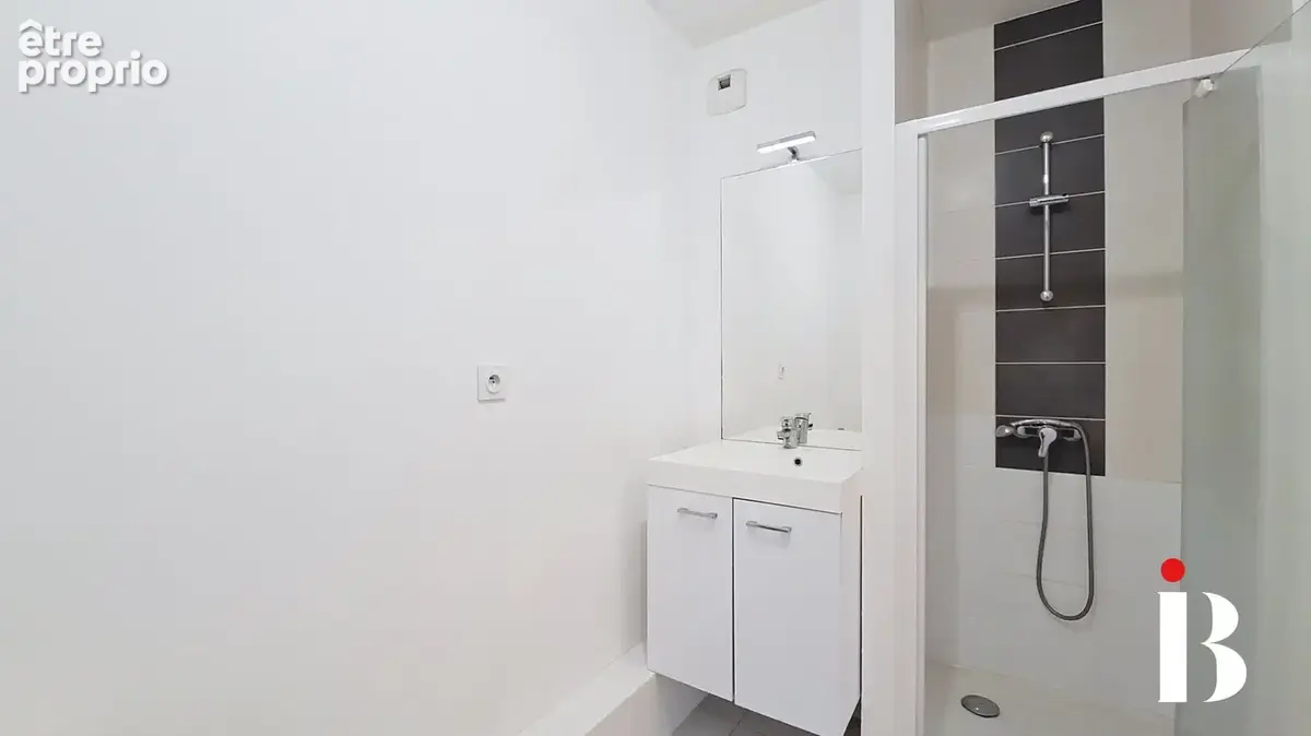 À Vendre T2 avec balcon , parking , ascenseur Résidence récente BEAUSEJOUR / LONGCHAMP - photo 5