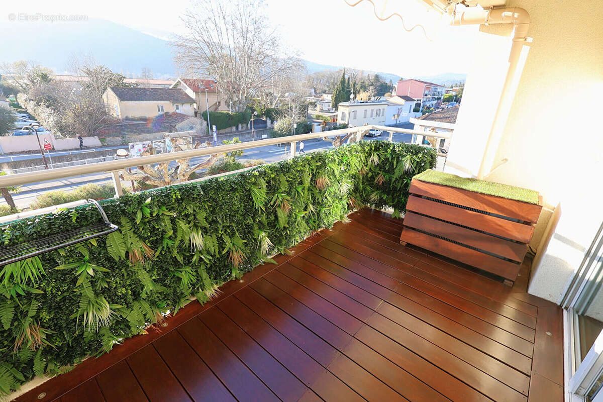 Appartement à LA ROQUETTE-SUR-SIAGNE