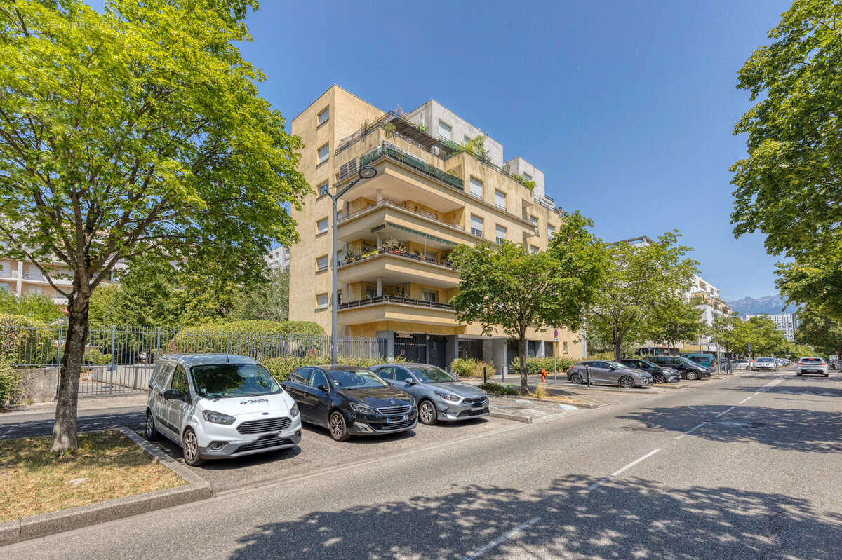 GRENOBLE Vigny Musset - T4 de 95m2 en étage élevé avec grande terrasse, cave et garage double - photo 16