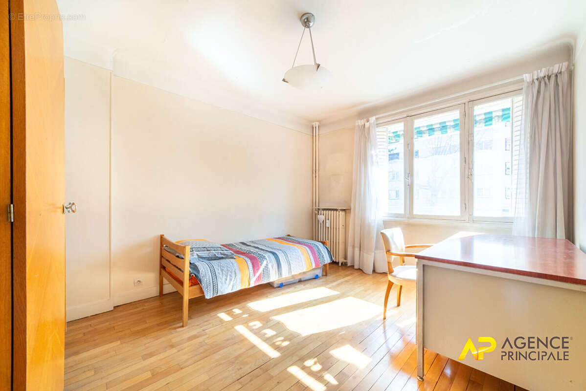 Appartement à LA GARENNE-COLOMBES