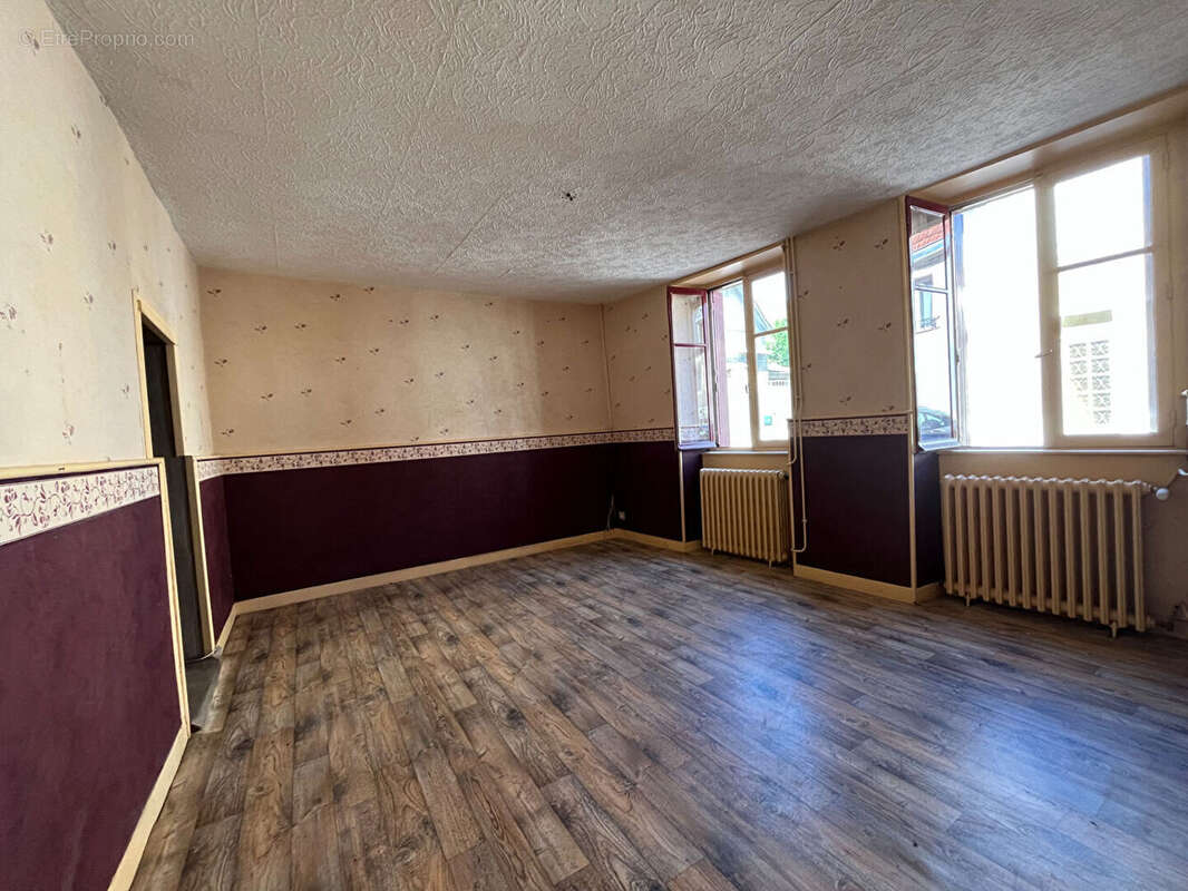 Maison à SAINT-PIERRE-LE-MOUTIER