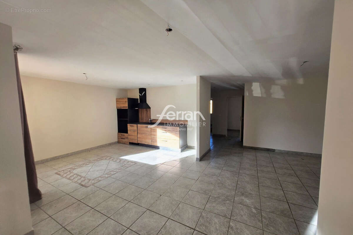 Appartement à SALERNES