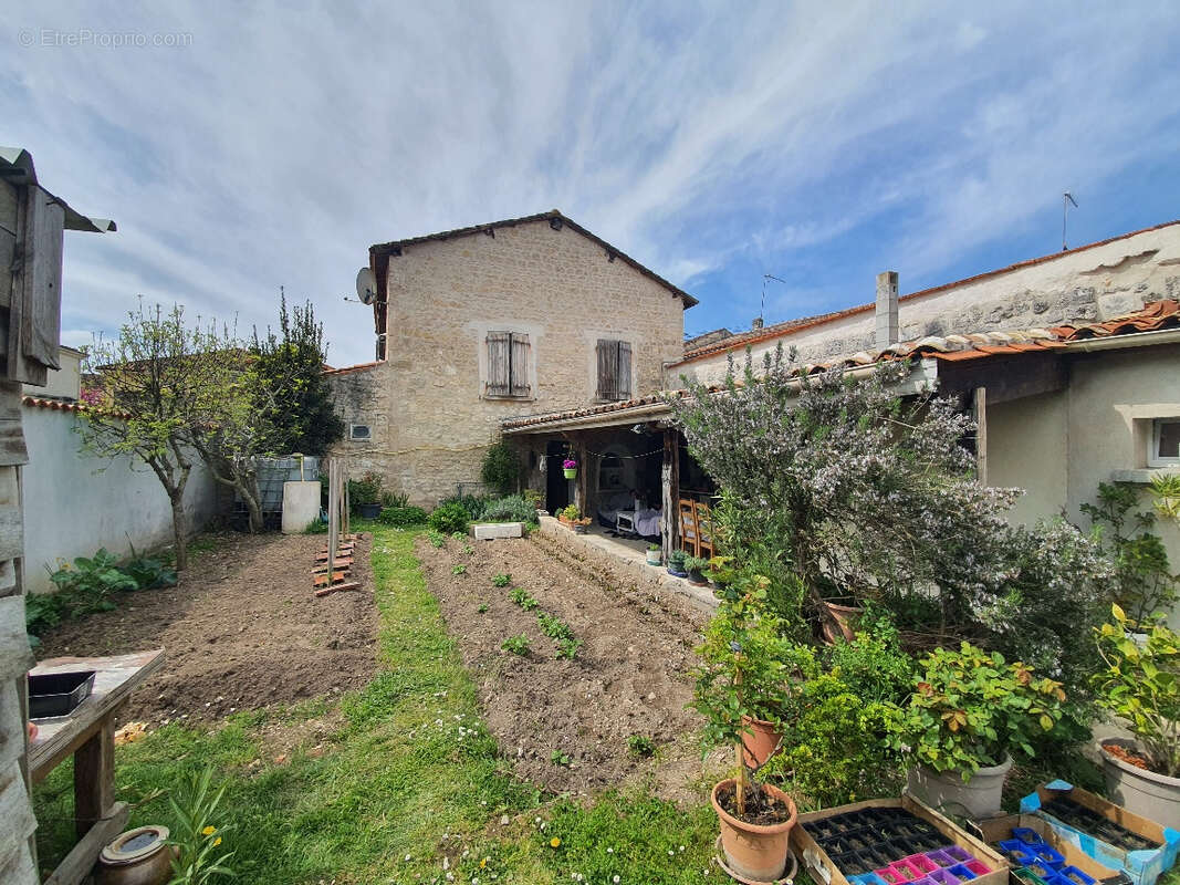 Immeuble 225m² à la couronne - photo 3
