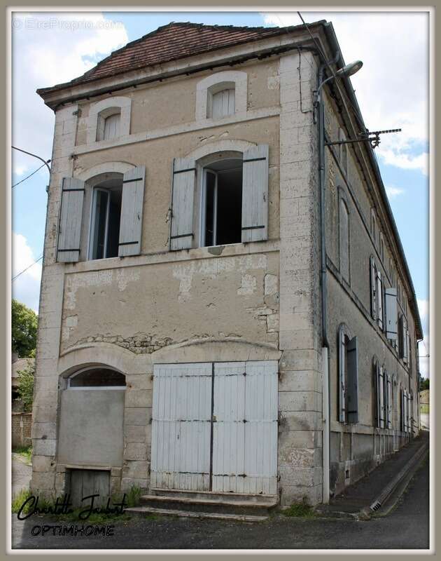 Maison à MONTMOREAU-SAINT-CYBARD