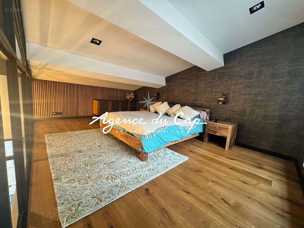 Appartement 4 pieces  renové 130m² avec terrasse de 22m² dernier etage frejus centre historique - photo 9