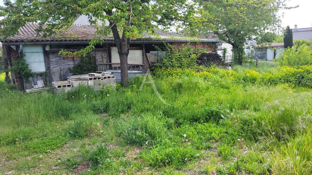 Terrain à LES MUREAUX