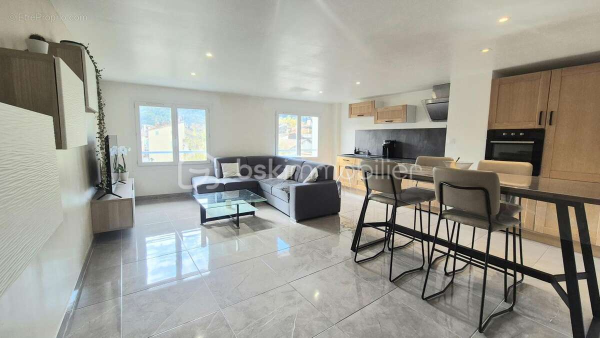 Appartement à SOLLIES-PONT