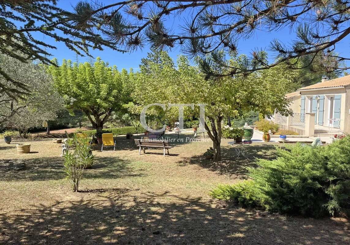 Charmante villa de plain-pied avec beau terrain arboré et clos de 2 627 m² - photo 4