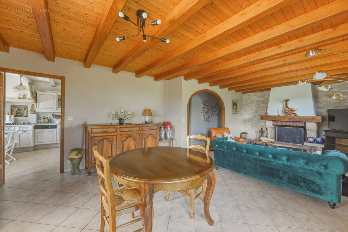 Maison à COLLONGES