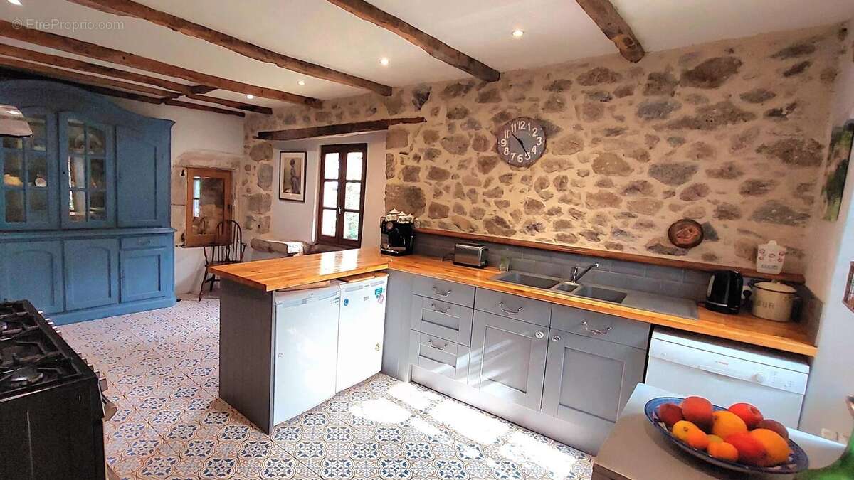 Lunac: Propriété de caractère avec trois habitations , piscine et vues panoramiques - photo 5