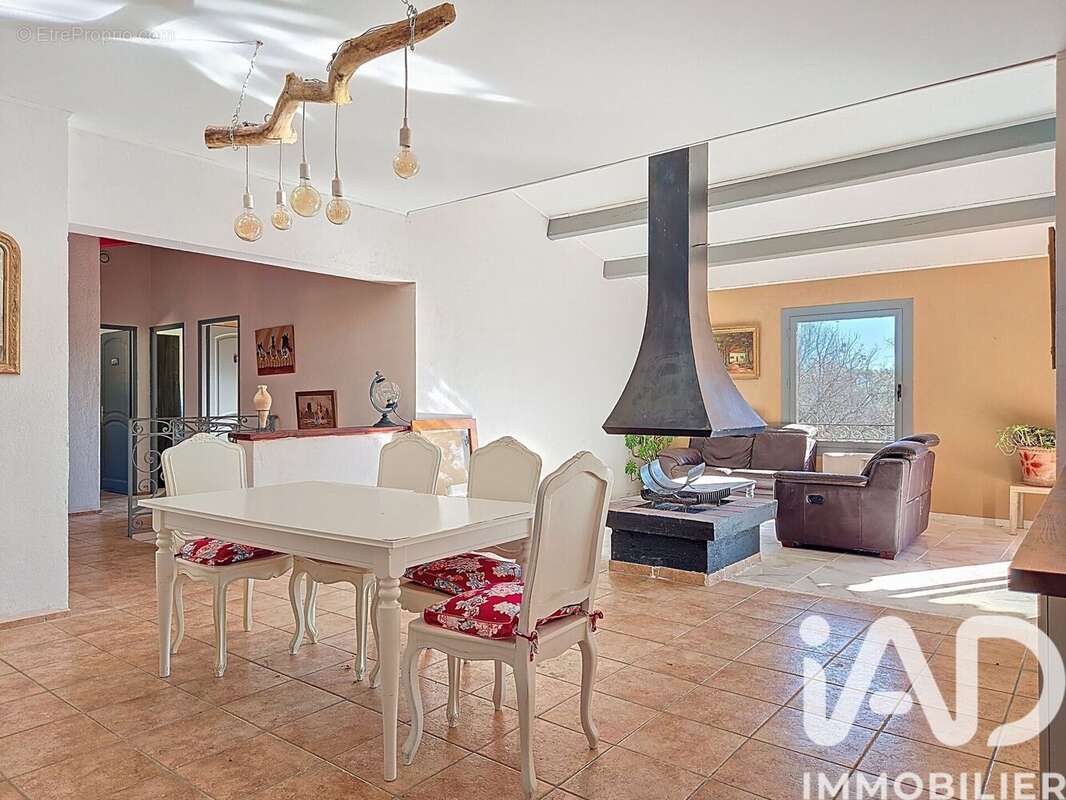 Maison 158 m² à Saint-Paul-En-Foret  - photo 4