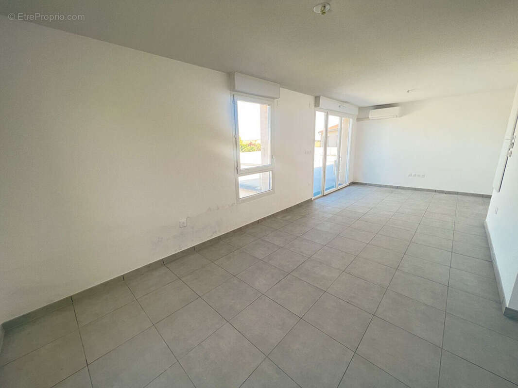 Appartement à PINS-JUSTARET