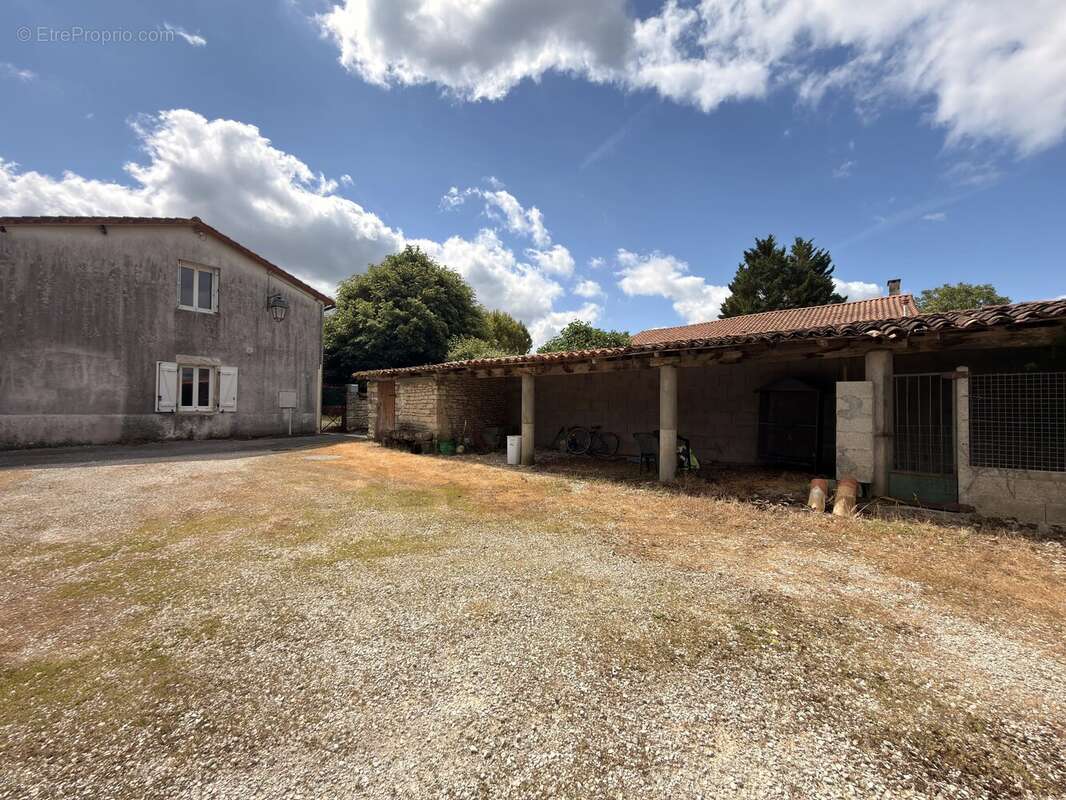 Maison à SALLES-DE-VILLEFAGNAN
