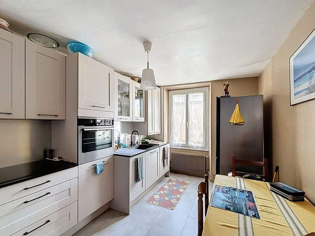 Cuisine équipée. - Appartement à CHATEAUFORT