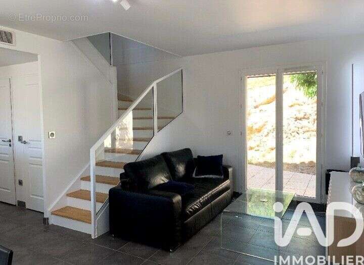 Maison 66 m² à Ensues-La-Redonne  - photo 2