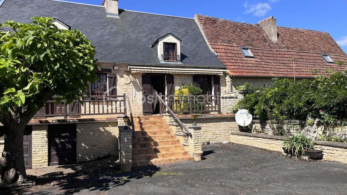 Maison en pierre 110 m² - 4 chambres - Terrain 1 835 m² - Hautefort  149 900 € FAI - photo 3