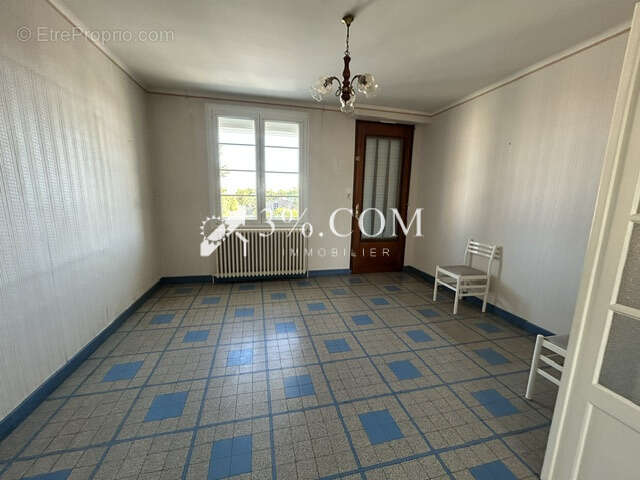 Maison de 117m2 avec deux garages et dépendances sur 960m2 d - photo 5