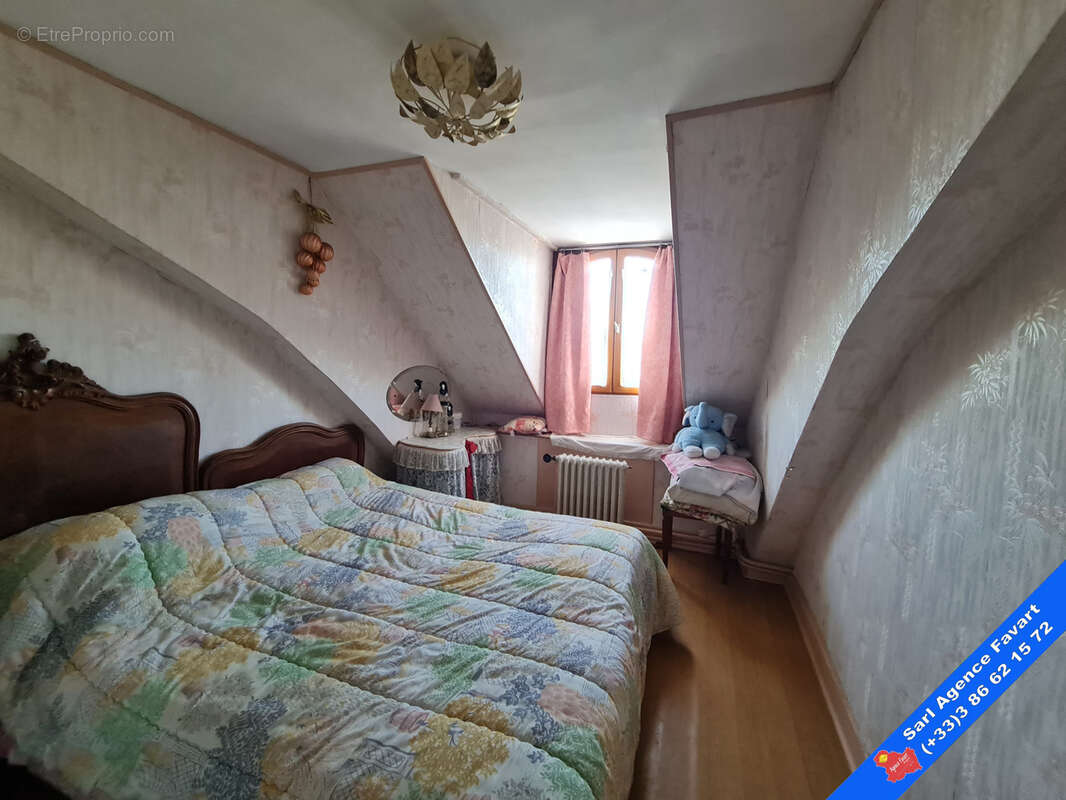 Maison à LAROCHE-SAINT-CYDROINE