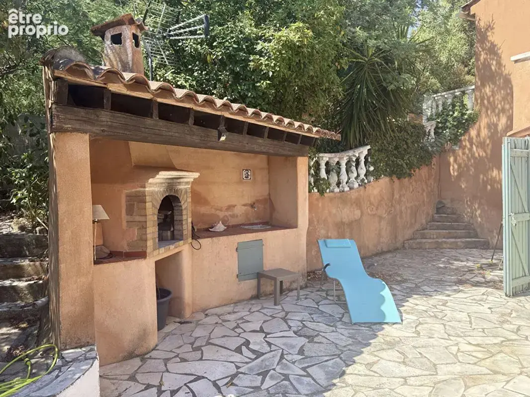 Appartement 85 m² à rénover - Quartier d'Anthéor - Belle terrasse avec cuisine d'été - 1 stationnement  - À 200 mètres de la pla - photo 5