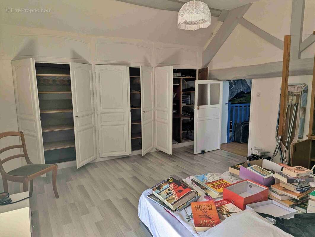 chambre avec placards village bord de Cure