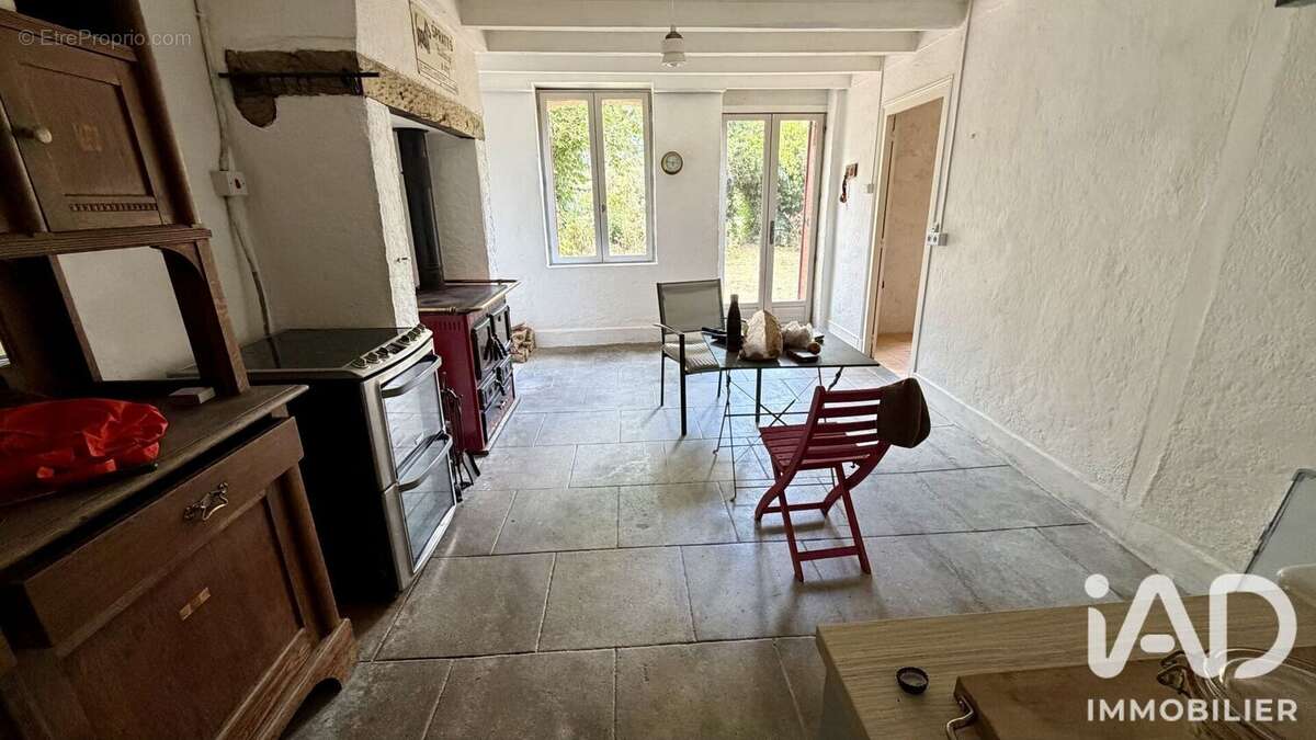 Maison 83 m² à Leyrat  - photo 5