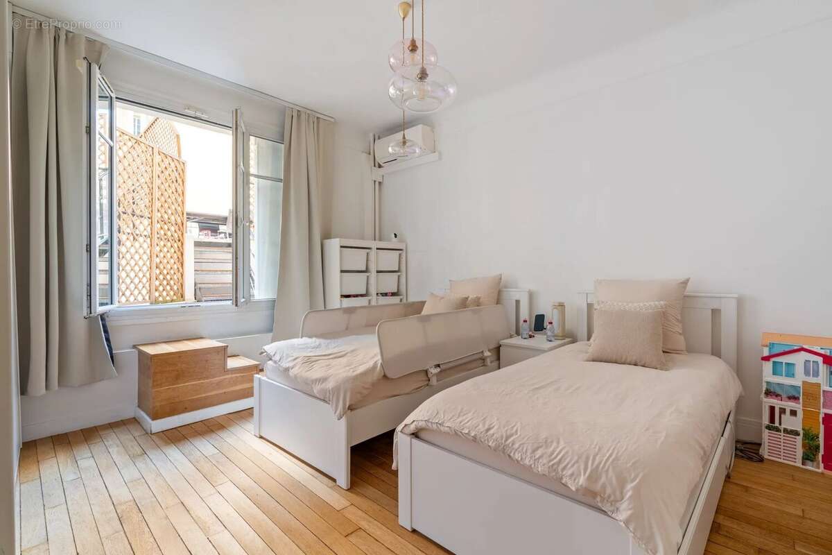 Appartement à PARIS-16E