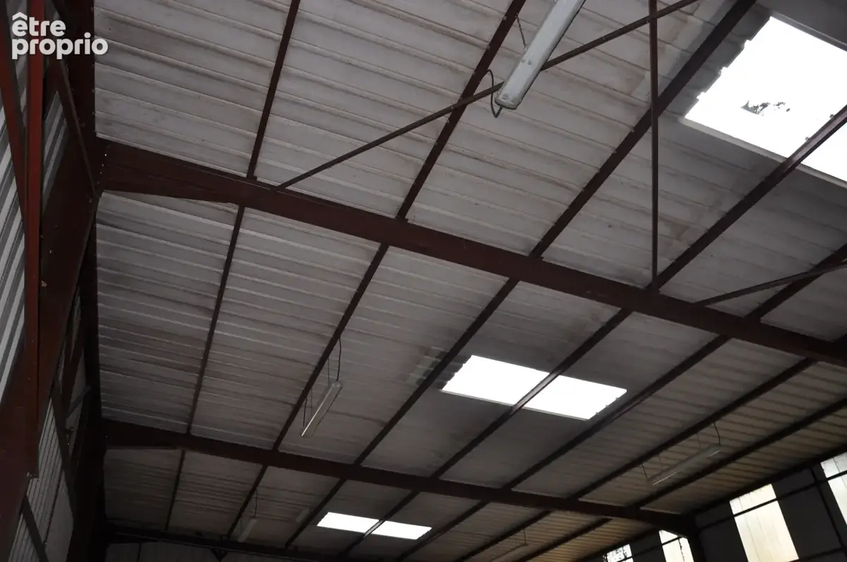 Bel ensemble de bâtiments industriels proche centre-ville, idéal pour professionnels - photo 12