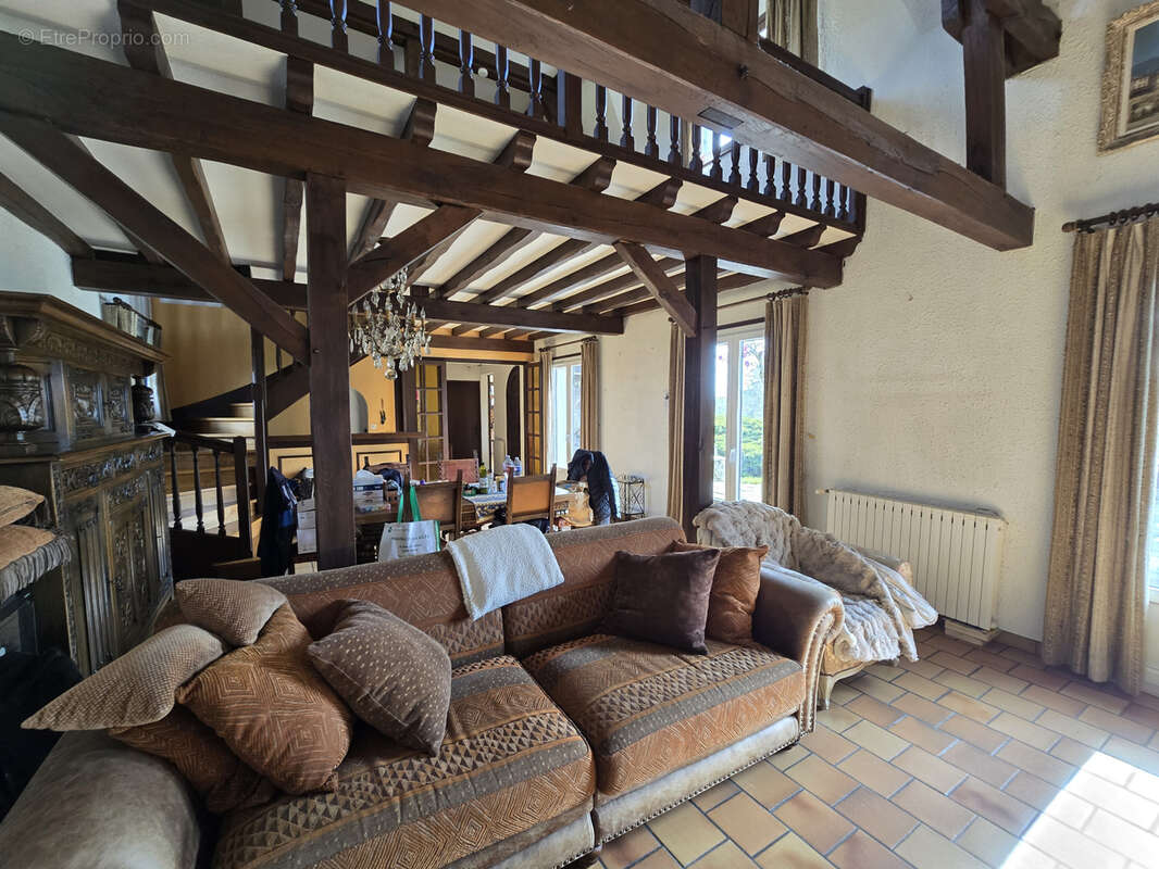 Maison à SAINT-REMY-EN-ROLLAT