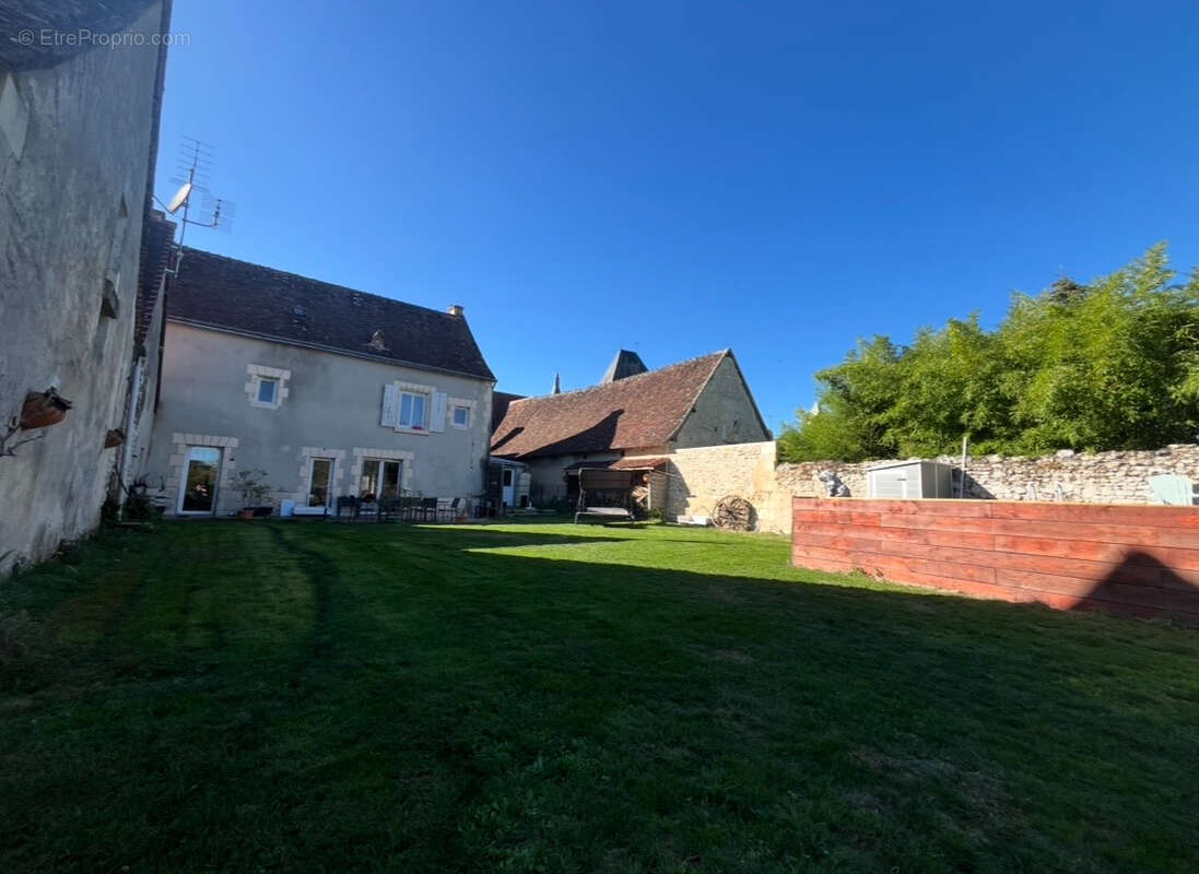 Maison à AZAY-LE-FERRON