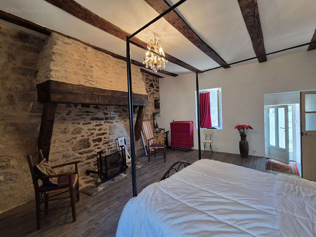 CORRÈZE. TREIGNAC. Maison ancienne en pierre pleine de charme comprenant 3 chambres avec balcon et un appartement à rénover. - photo 13