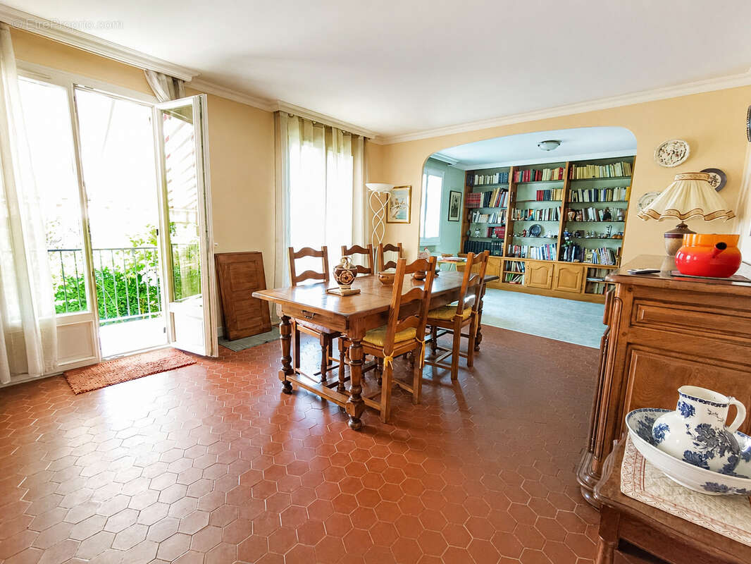 VAUX LE PENIL Maison familiale au calme, proche du centre ville avec sous sol total - photo 4