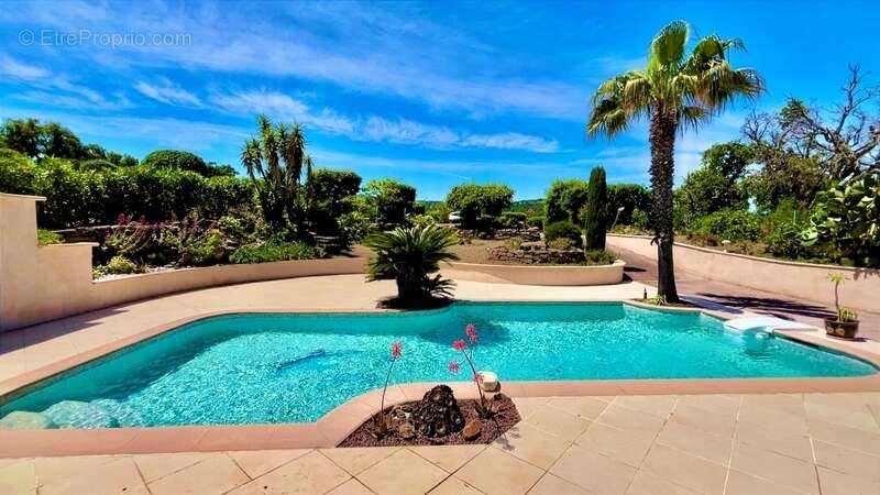 Villa d’Exception à Saint-Aygulf – Vue Mer Panoramique & Cadre Unique - photo 2