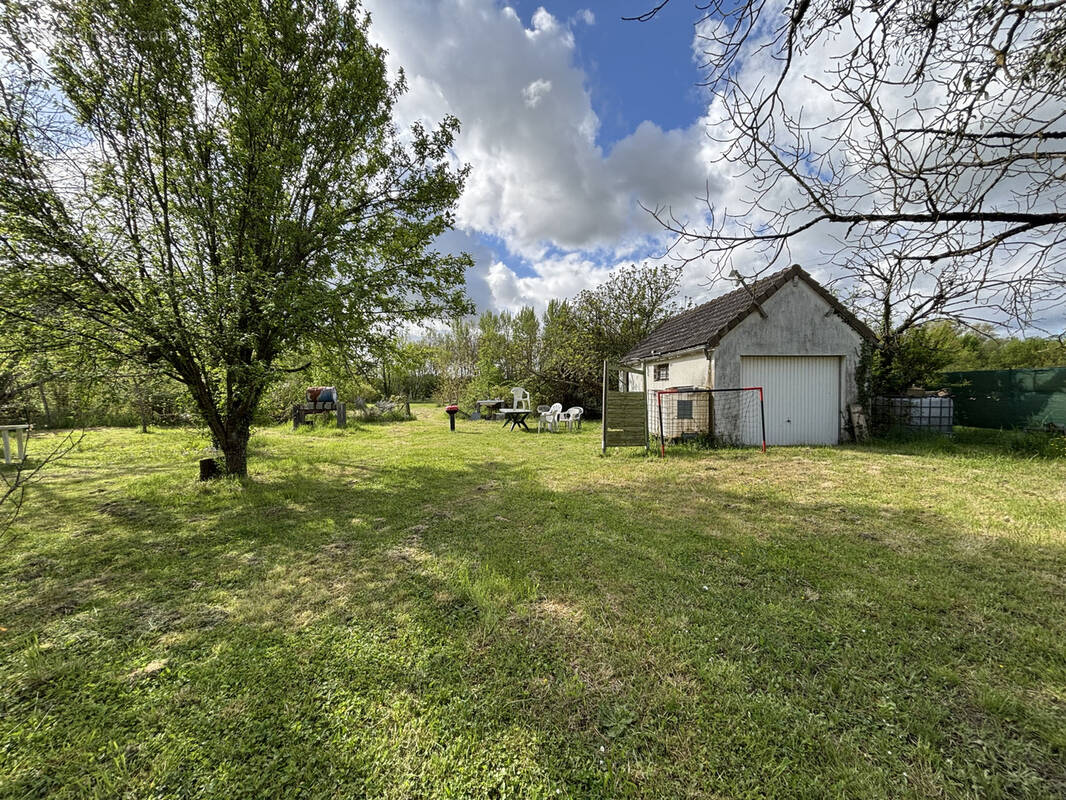 Terrain à SAINT-GENOUPH