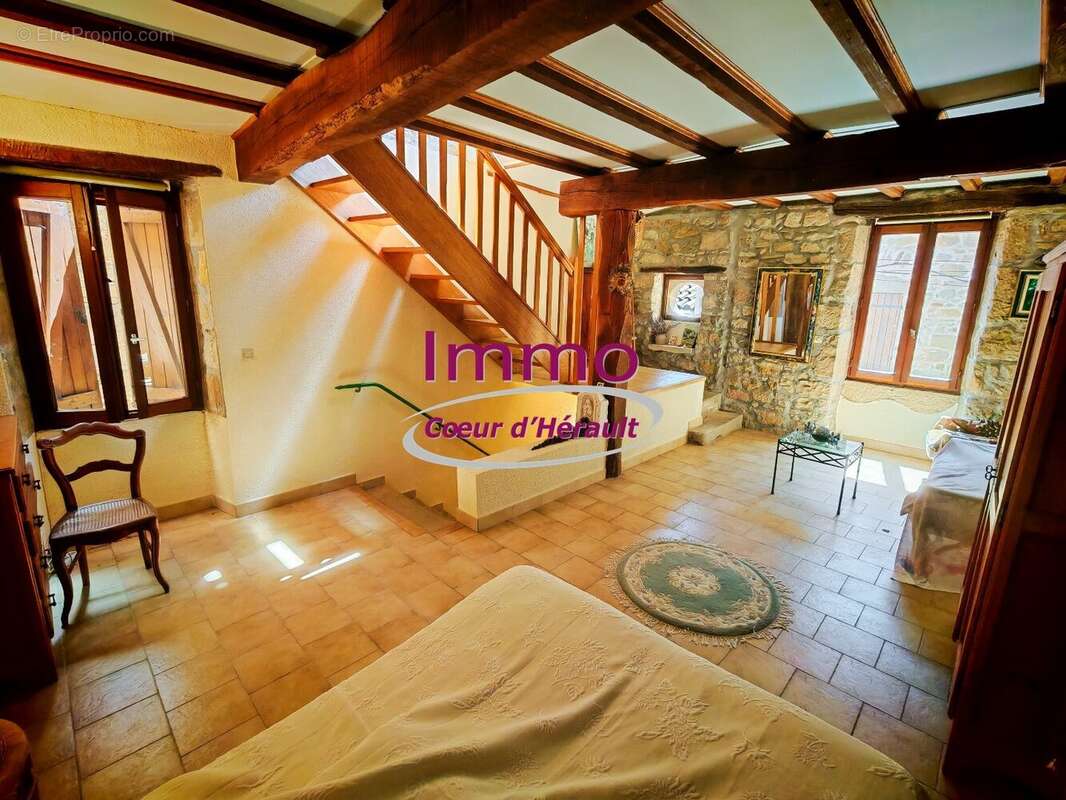 SAINT-PRIVAT : maison de village en pierres avec cave et terrasse - photo 4