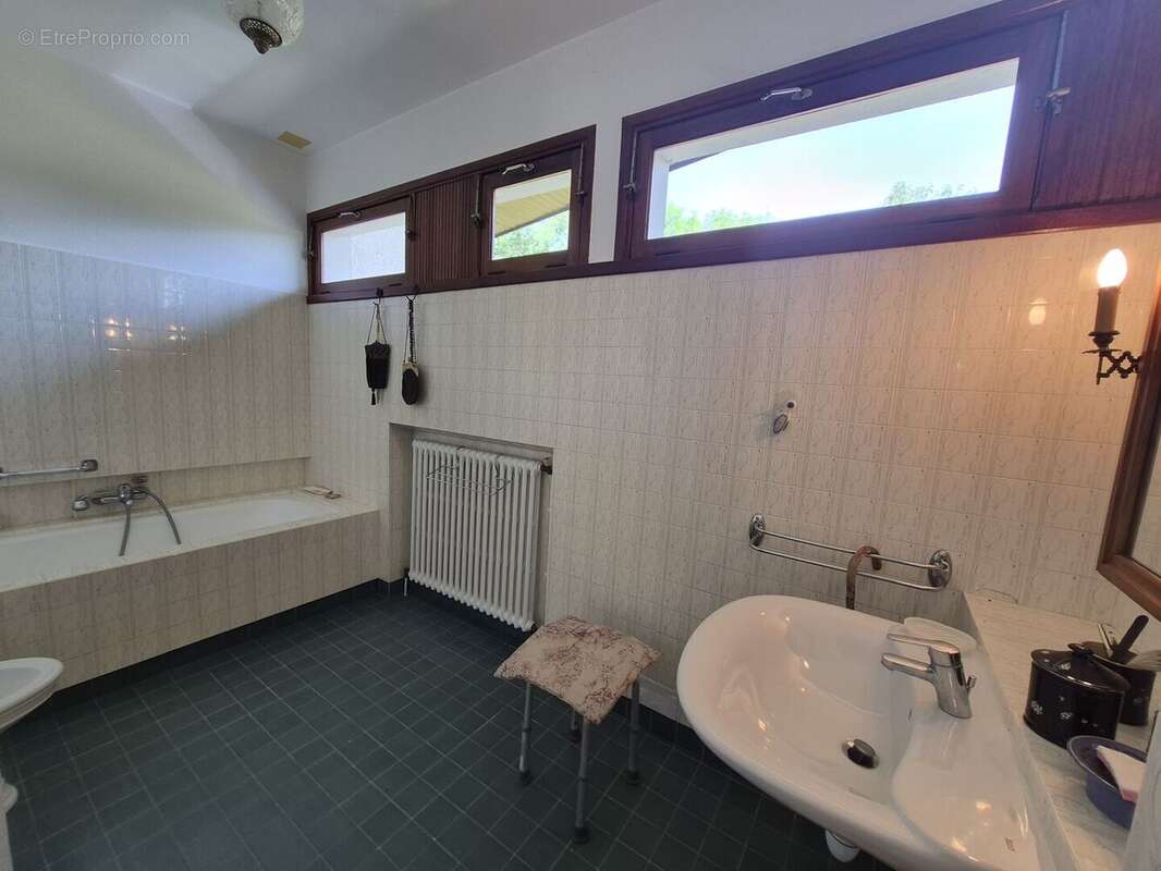 À vendre, proche de Trie-sur-Baïse (Hautes Pyrénées): Villa 5 chambres avec sous-sol, garage et piscine, nichée au cœur d'un jar - photo 15